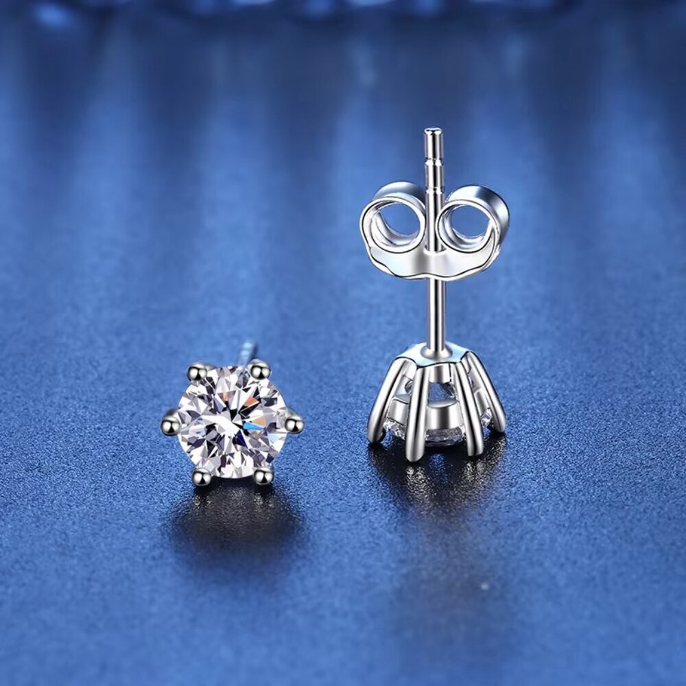 NWOT Gorgeous 6 Prong Studs Earrings With Box - Picture 2 of 4